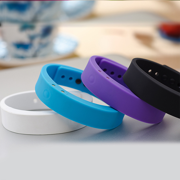 China Market of Electronic Smart Bluetooth Wristband Pedometer
