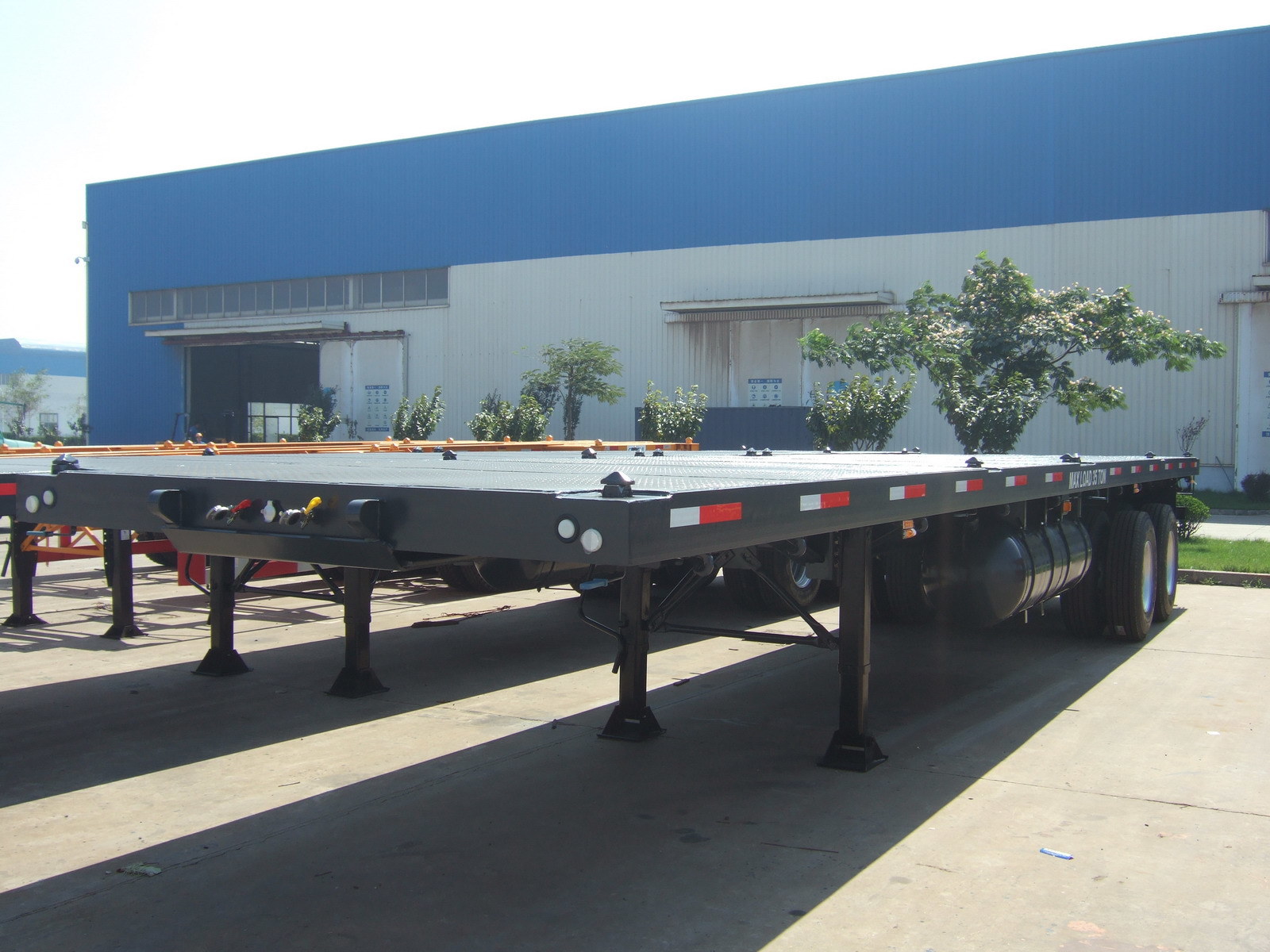 Truck Trailer Two Axles 20FT Container Flatbed Type with Light Tare Weight of 4 Ton