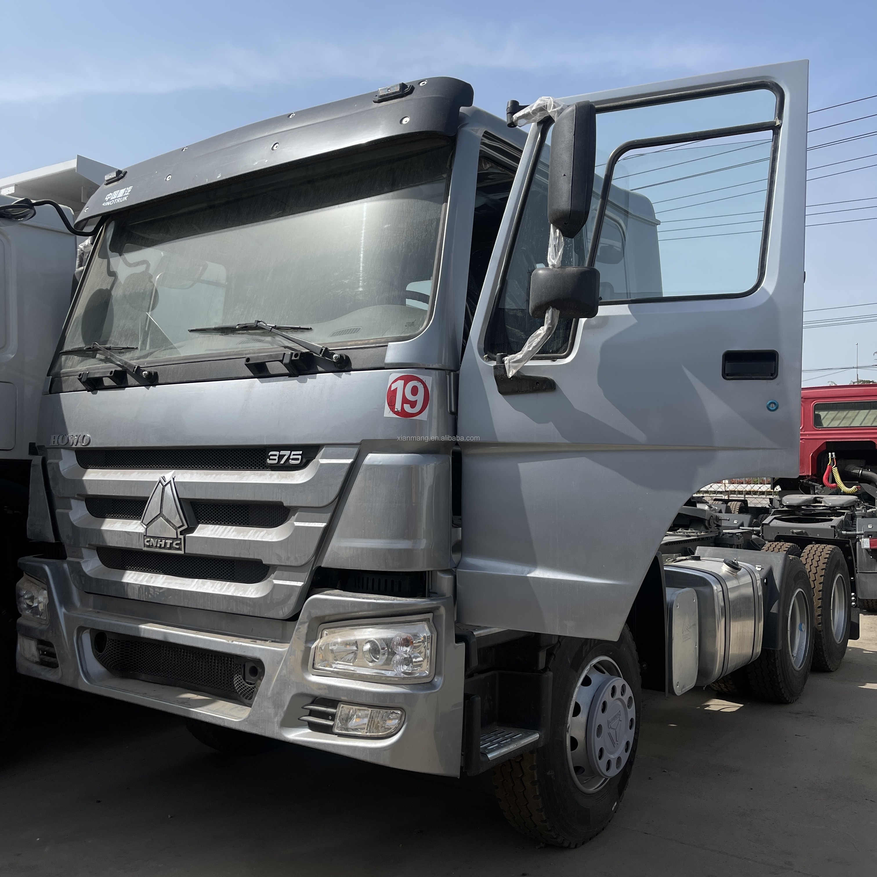 Used Sinotruk Tractor Truck 371HP WEICHAI Diesel Engine Capacity 8L Rear Camera None