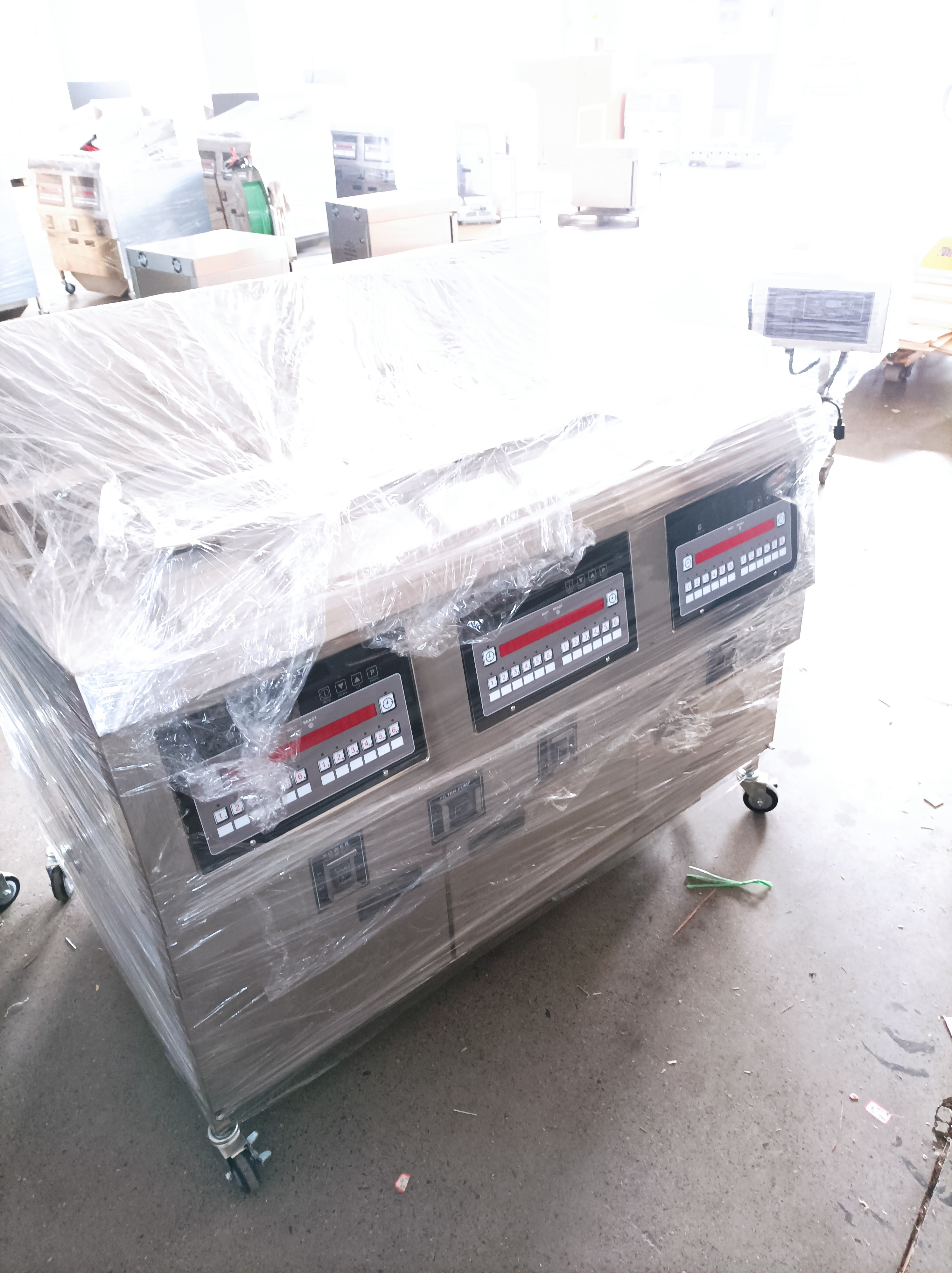 Three Pots Six Baskets Electric Digital Computer Panel Open Deep Fryer With Oil Filtration
