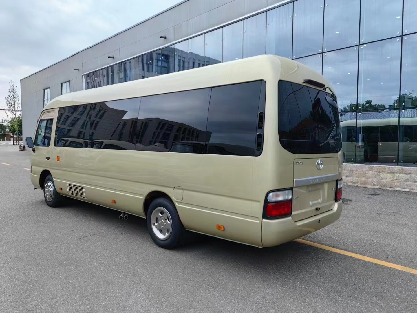 Toyota Coaster 17-seater tourist bus business reception bus gasoline rear drive 4×2 manual transmission