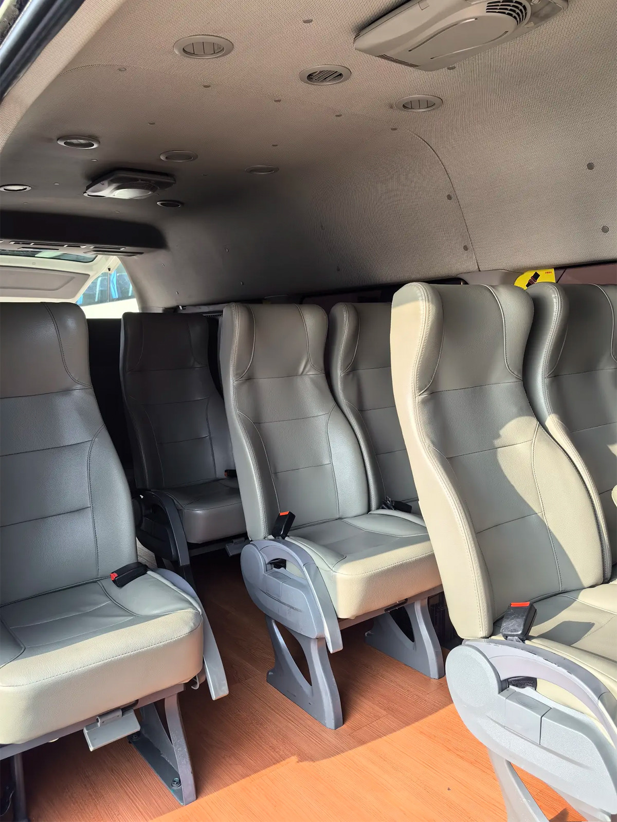 Used Mini Coach 2017 Year 19 Seats Oil Engine External Swinging Door Jinlong Hiace