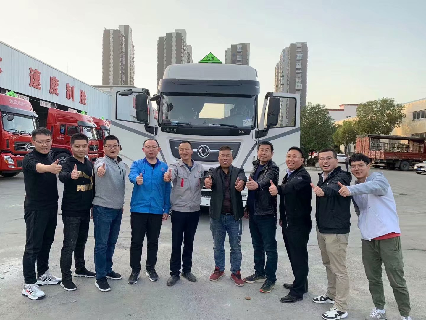 4700mm Wheelbase 6-Tire Dongfeng 4x2 Road Emergency Wrecker Truck Flatbed Lift Trailer
