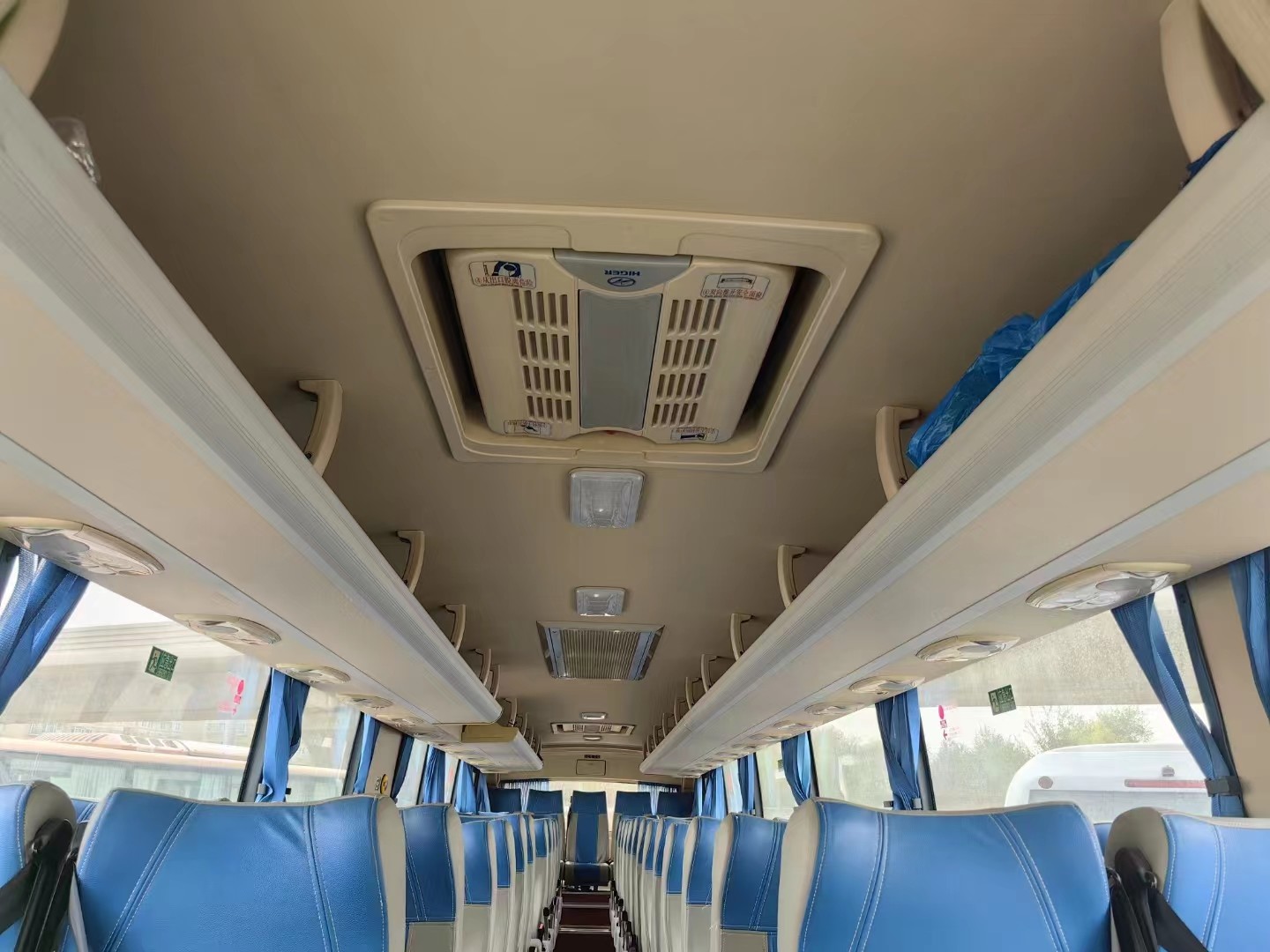 Used Tour Bus 54 Seats 12 Meters Yuchai 6 Cylinders Engine Double Doors Silver Color 2nd Hand Higer KLQ6125