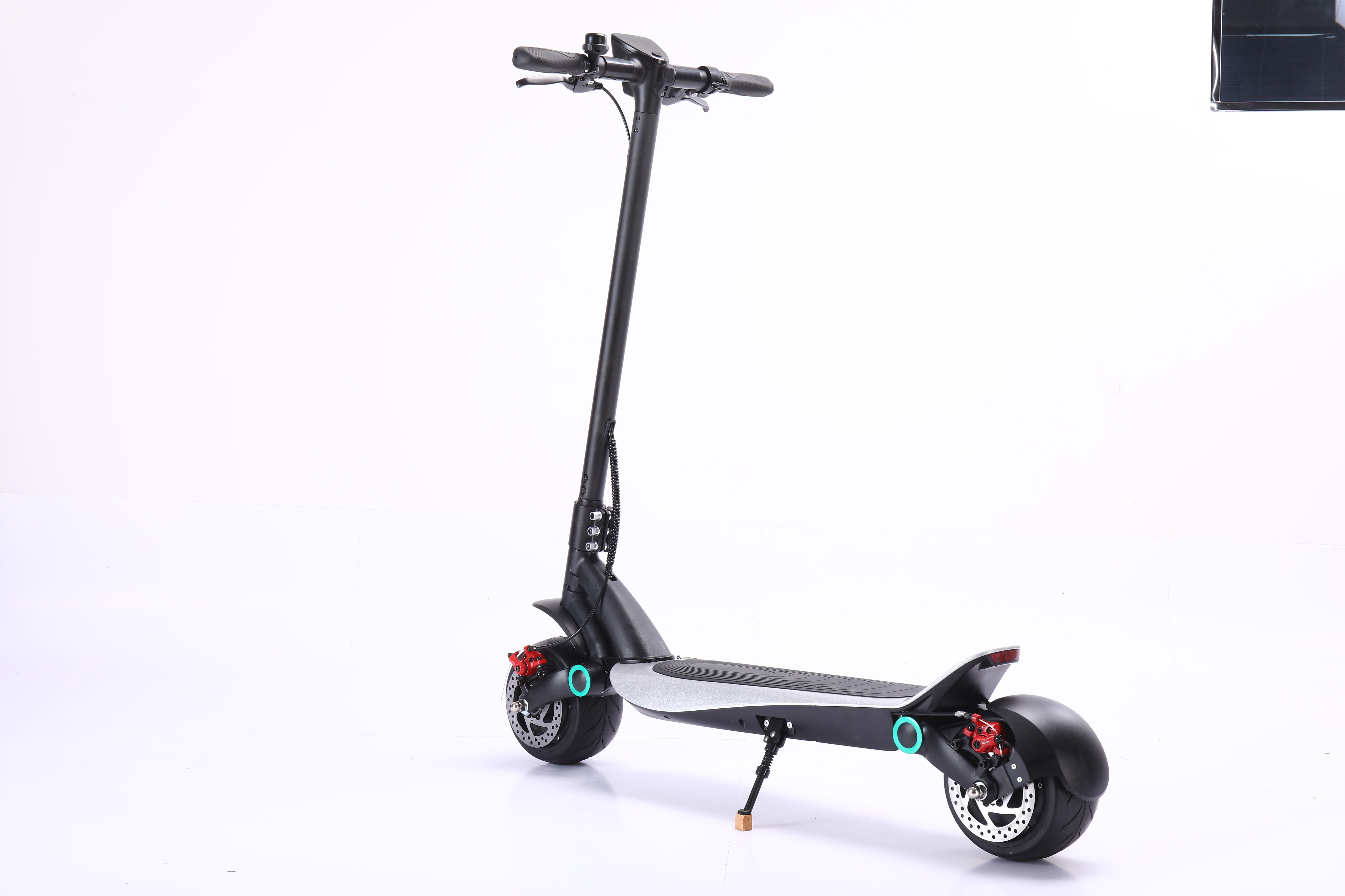 On sale fashionable electric scooter with lithium battery and motor