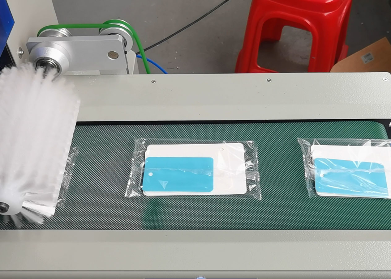 EMC Pillow Packing Machine Automatic Card Issuance And Sealing For Instructions