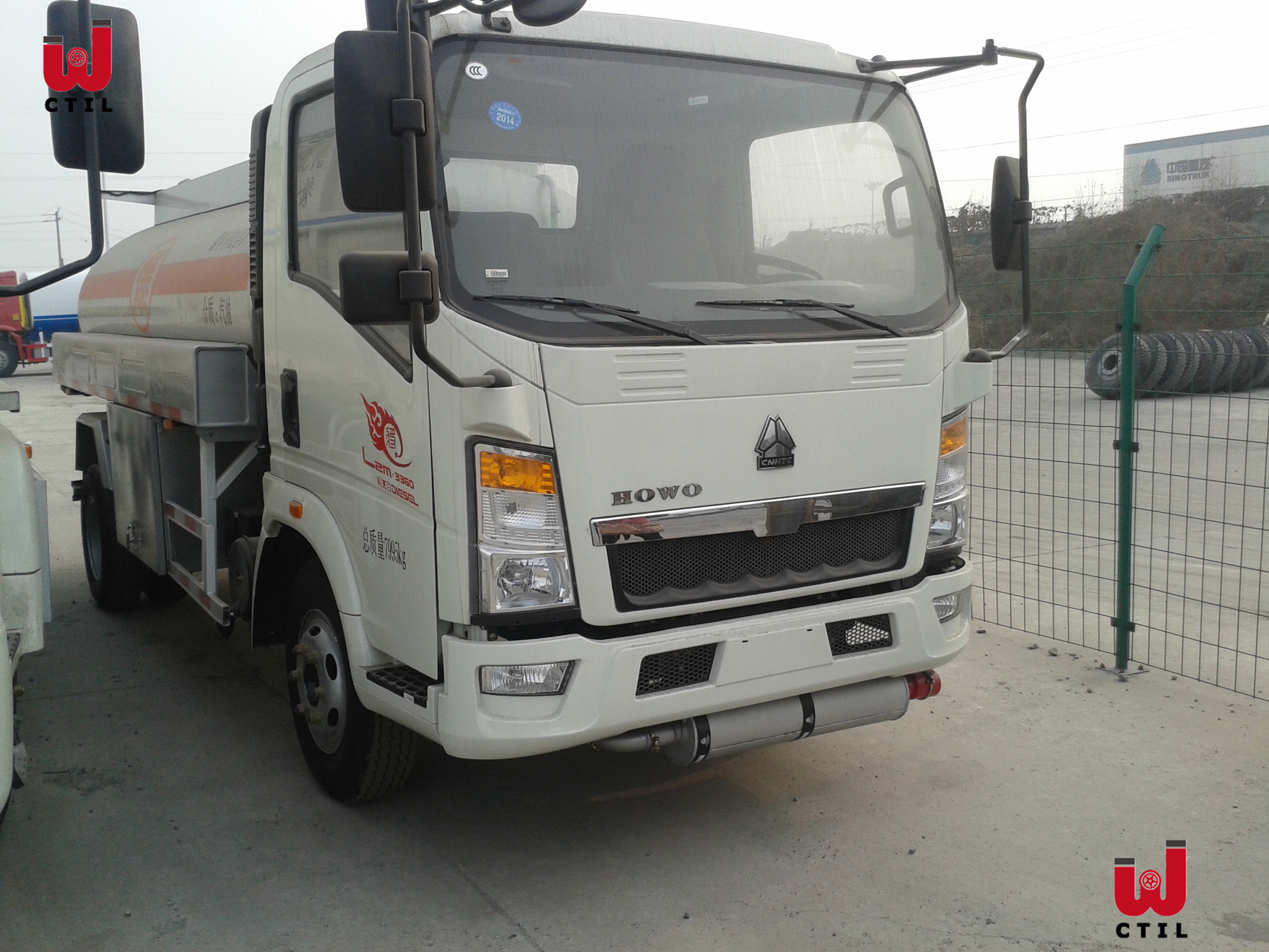 SINOTRUK HOWO 116HP Refueling Tank Truck Fuel Tank Truck