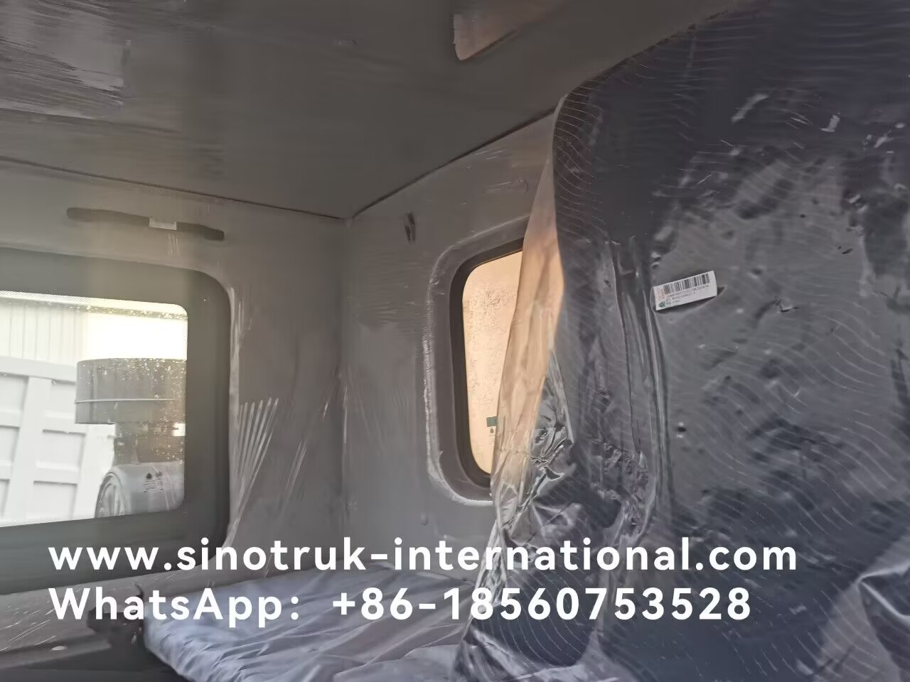 SINOTRUK Heavy Duty Tipper Dump Truck LHD With Unilateral High Strength Skeleton Cab Yellow