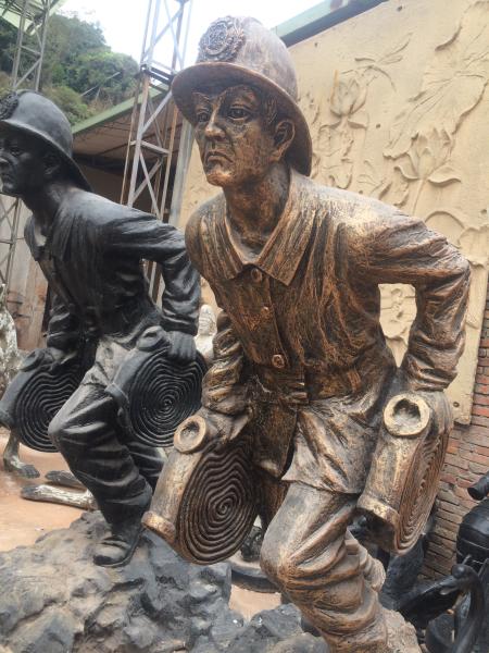 Props and oddities fiberglass bruce lee statue/sculpture as decoration in hotel