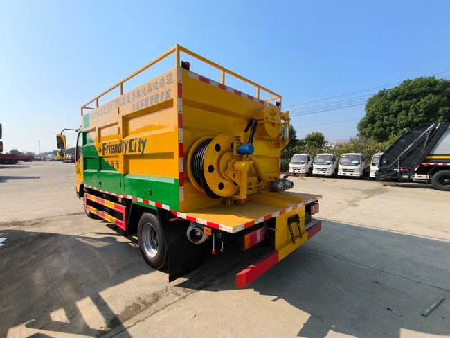 Factory Directly Sells HOWO Brand 4*2 Multi-Purpose Sweage Suction Trucks for Municipal Sanitation Cleaning