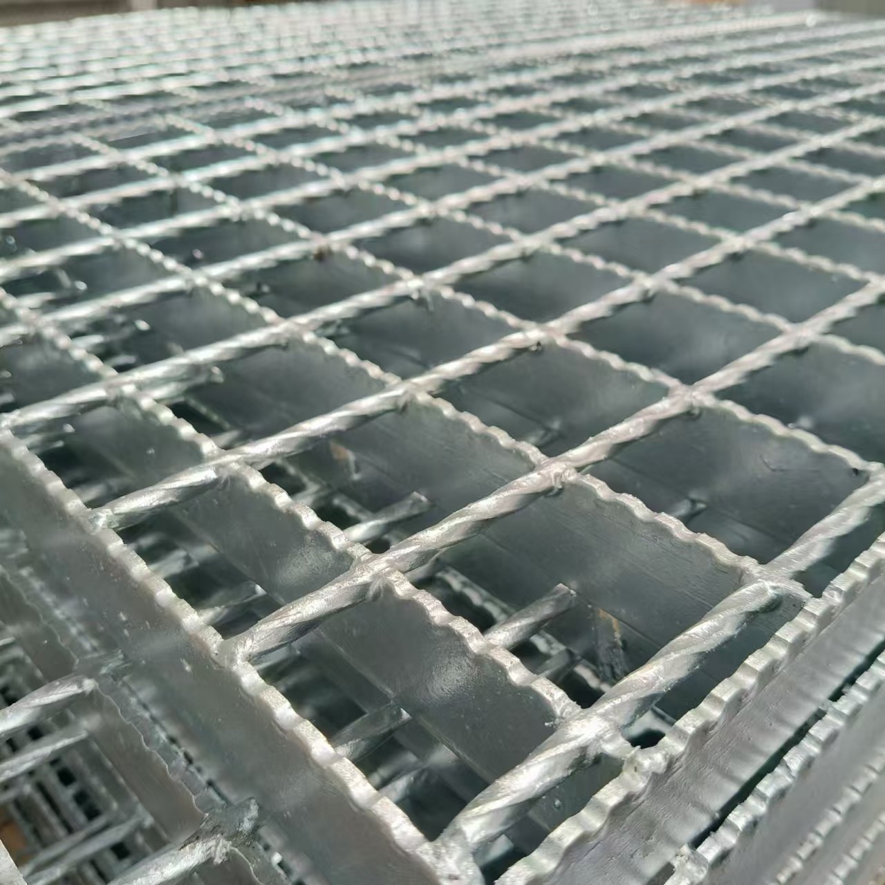 Weather-Proof Steel Gratings: Suitable for All Climatic Conditions