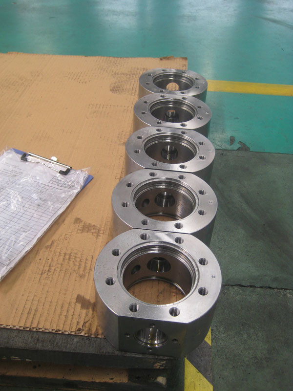 oil wellhead double studded adapter flange 7-1/16" 3000 psi x 9" 2000 psi Oilfield wellhead cross