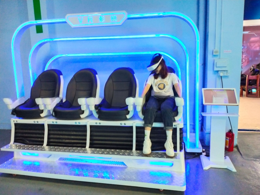 2022 Hot sale vr simulator 9d 4 seats virtual reality cinema for VR theme park