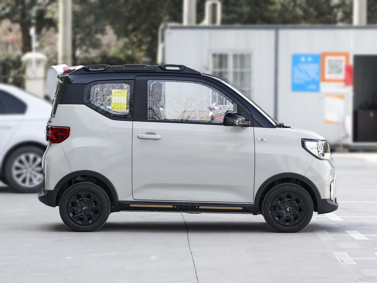Made in China, SAIC GM Wuling mini electric car is a small electric car, and the popular ternary lithium battery