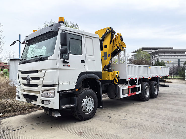Sinotruk HOWO 6x4 400HP Cargo Truck With 10ton Boom Crane Truck China Factory