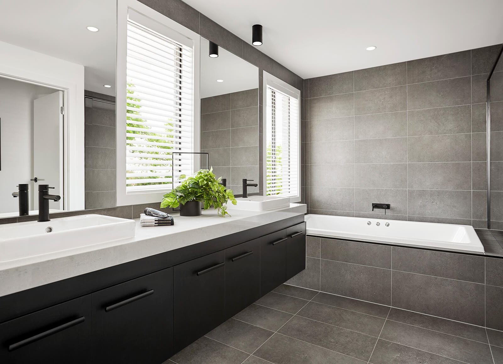 Modern Style Floating Bathroom Vanity with Simple White Finish and Waterproof Plywood