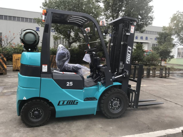 EPA Approval 2.5 Ton Pallet Forklift Trucks Enclosed With NissanK25 Engine