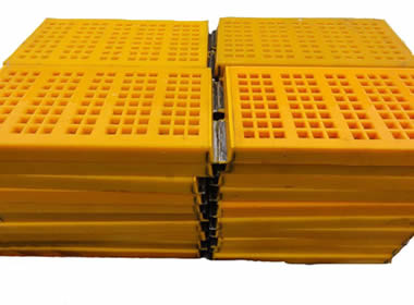 Tensioned polyurethane screens longitudinal tensioning.