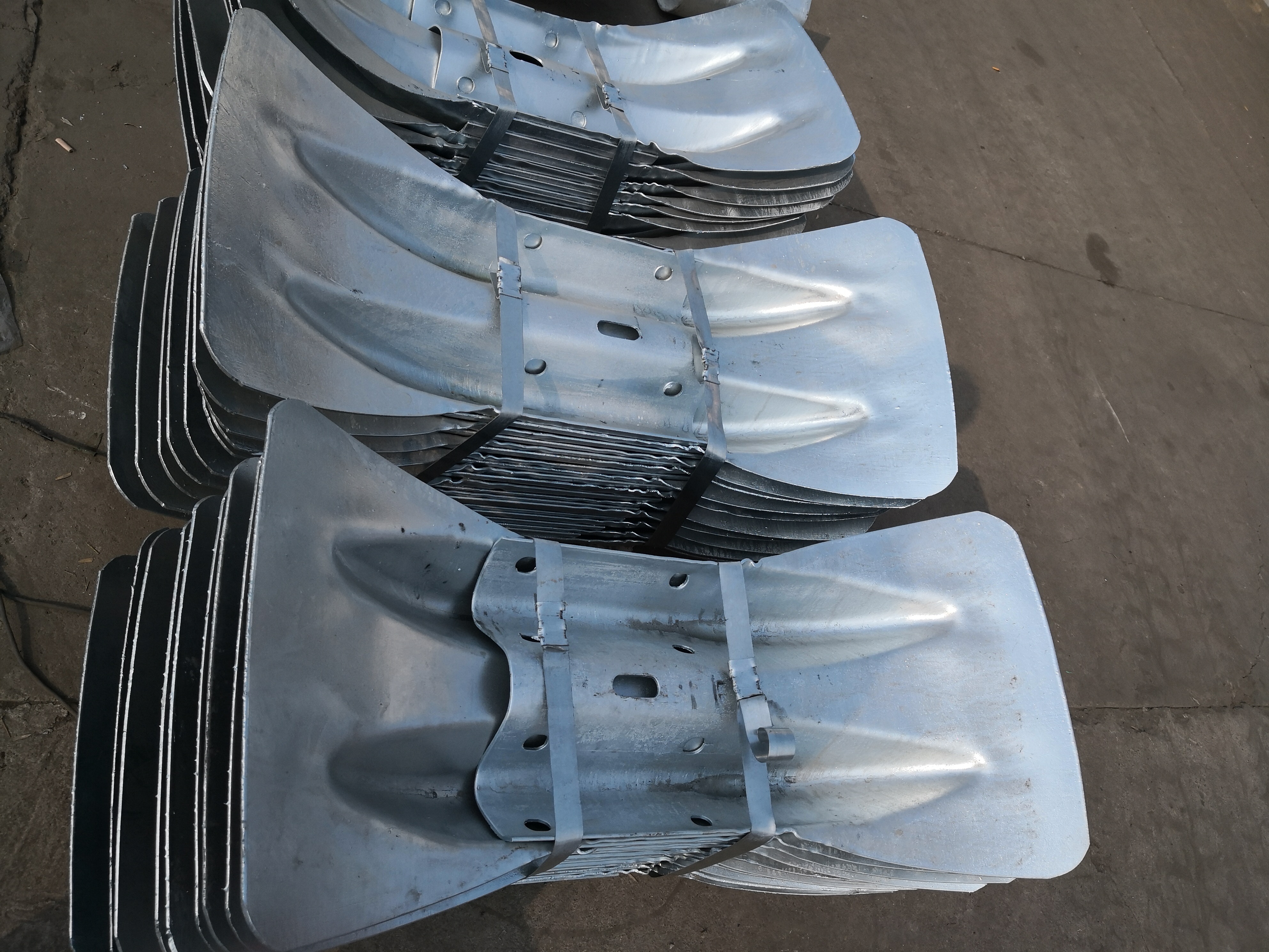Highway Guardrail End Wings with Wave Shape and Galvanized and Powder Coated Finish