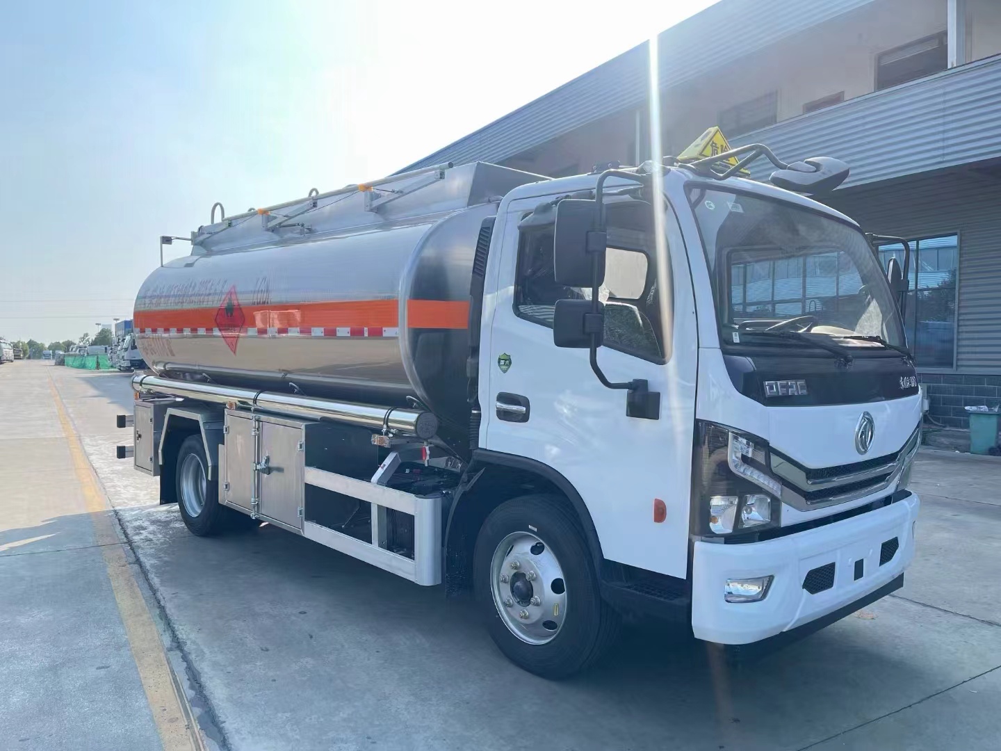 Diesel Engine 4X2 Drive Fuel Tank Truck , Metal Tank 6 Tires lPG transport truck