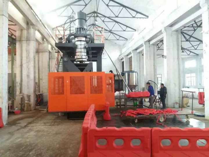 Large Drums Roadblock Extrusion Blow Moulding Machine