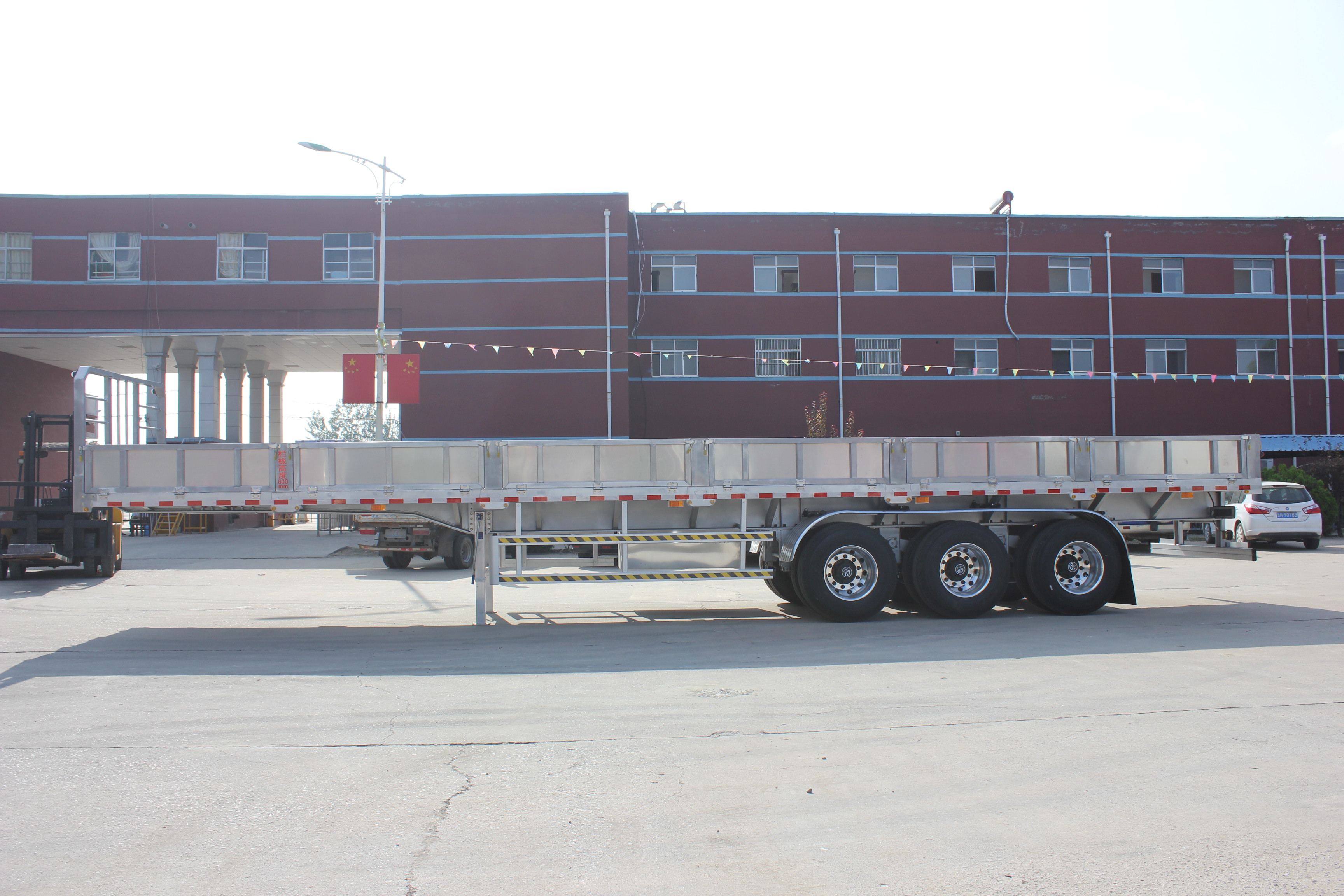 3 Axles 40t Bulk Cargo Semi Trailer with Side Wall As Per Client's Specifications