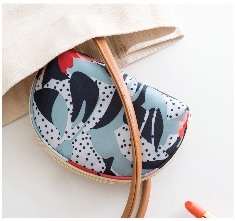 Water Resistant Shell Shape Polyester Cosmetic Bag For Trip
