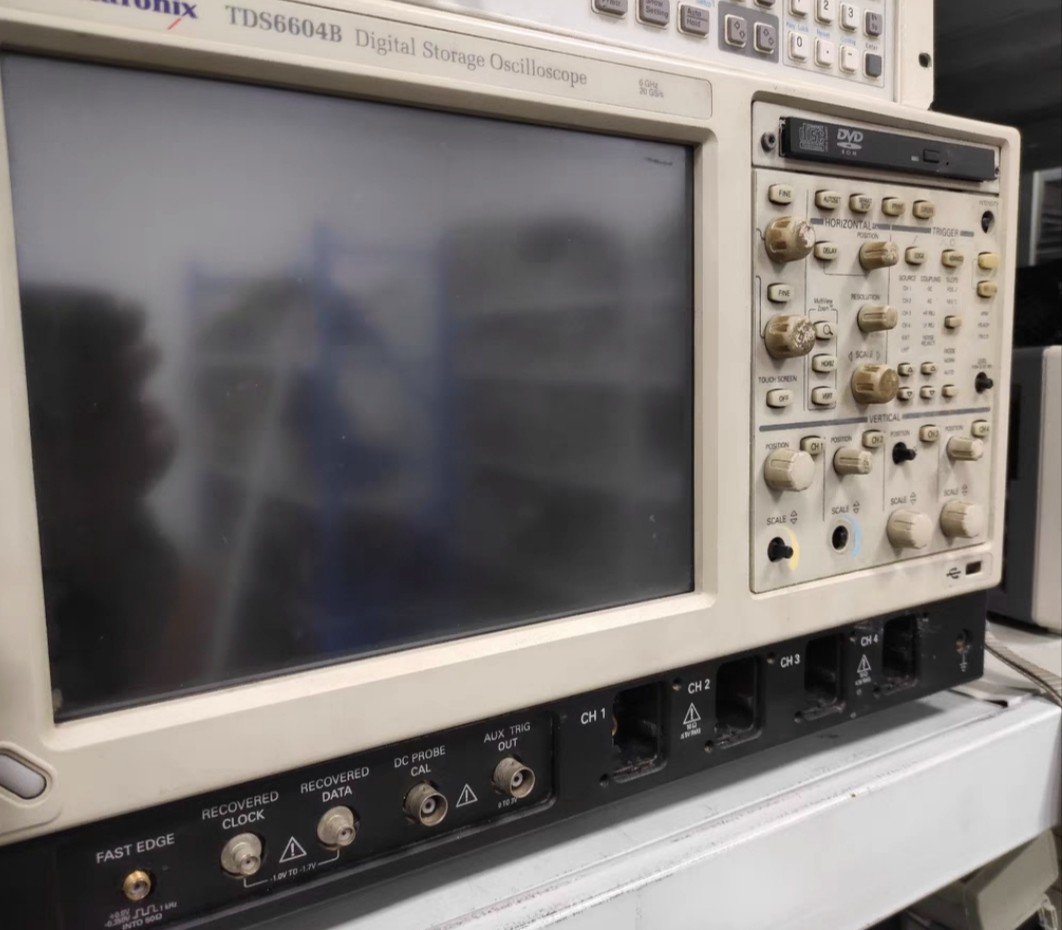 Used Tektronix TDS6604B Digital Storage Oscilloscope 4 Channels 6 GHz Color LCD