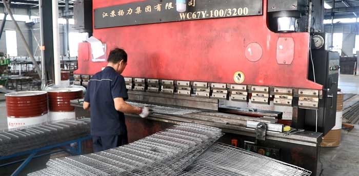 0.75kw Galvanized Wire Chicken Cages , Automatic Layer Poultry Farming Equipment