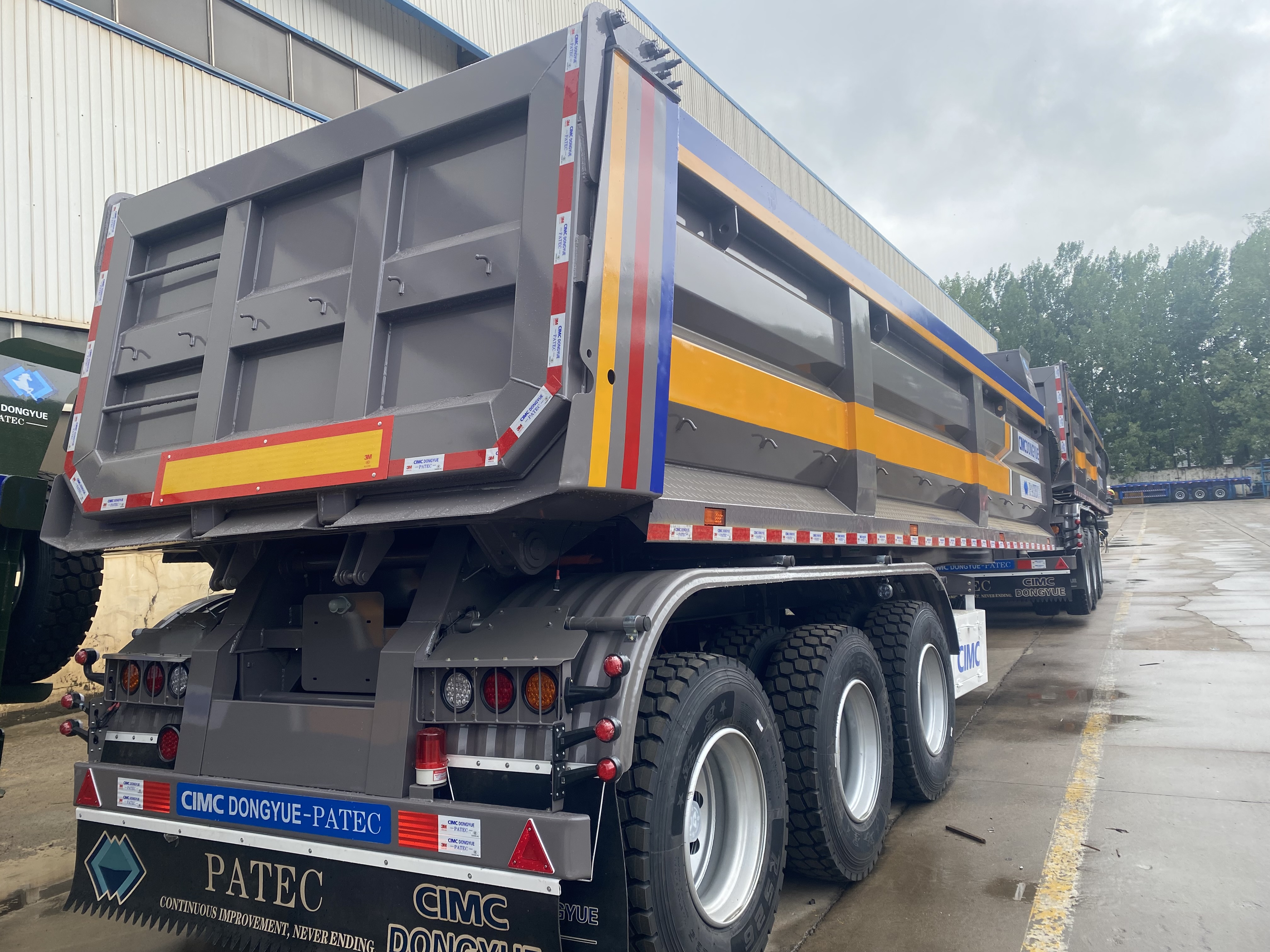 According to the requirements of custom-made earth and sand building materials such as high-strength reverse semi-trailer