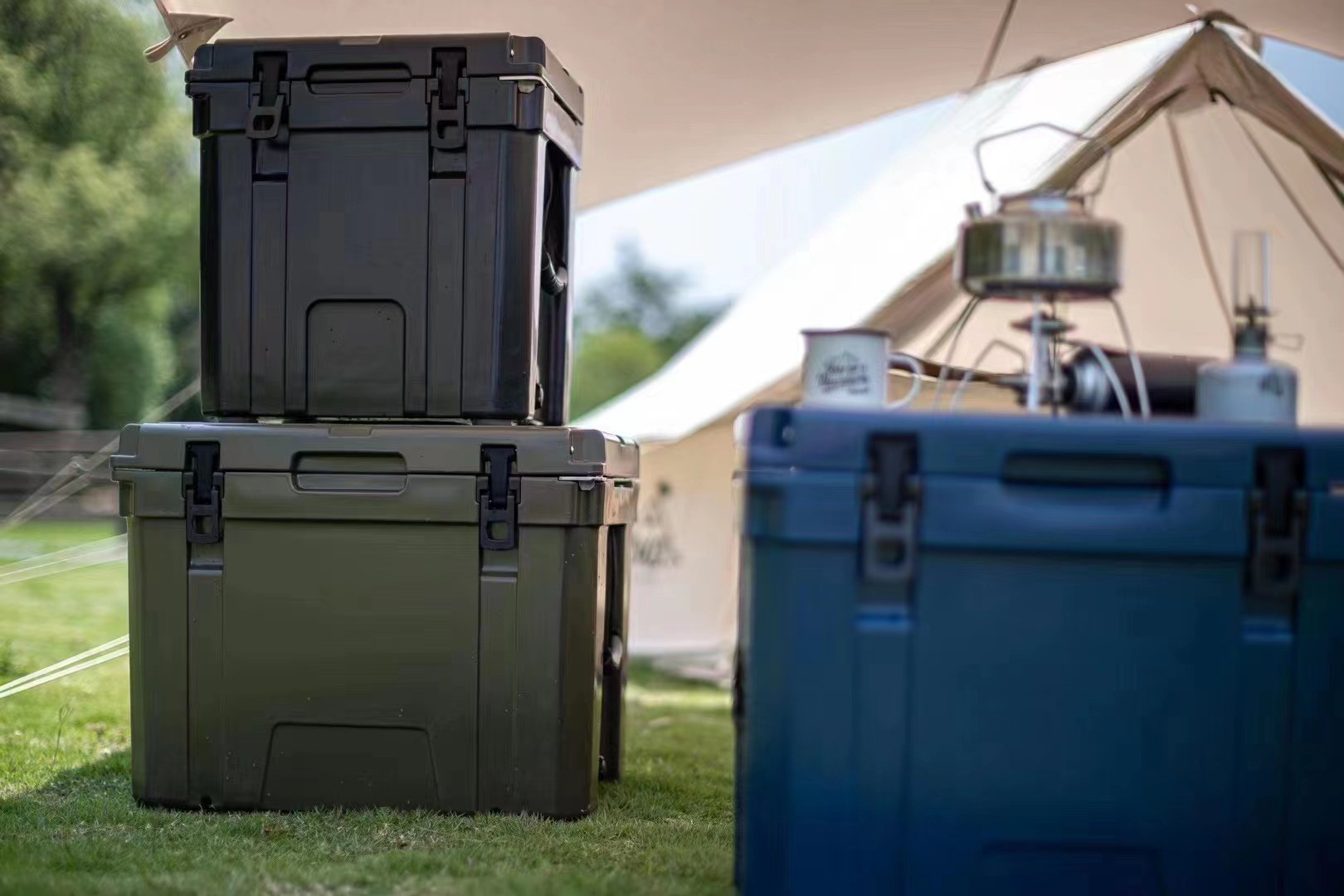 Insulated Rotomolded Cooler Box with Tie-Down Points and Exceptional Heat Insulation