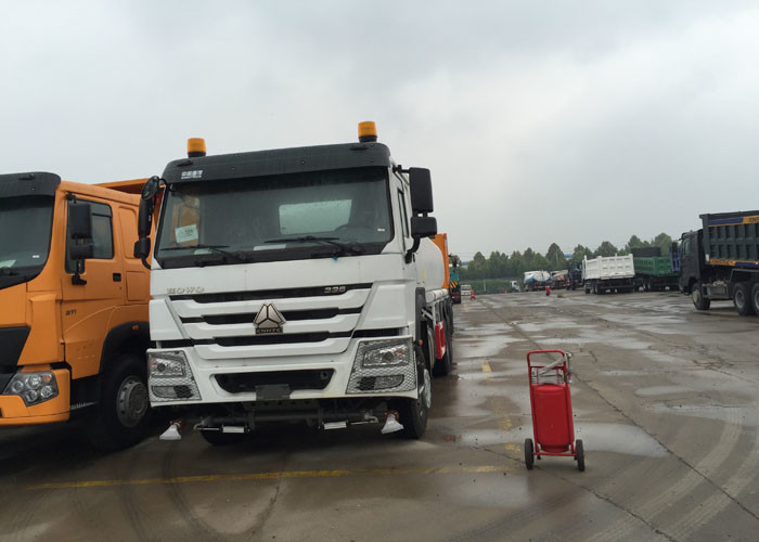 SINOTRUK Internal Anti - Corrosion Construction Water Transport Trucks 18 - 25CBM