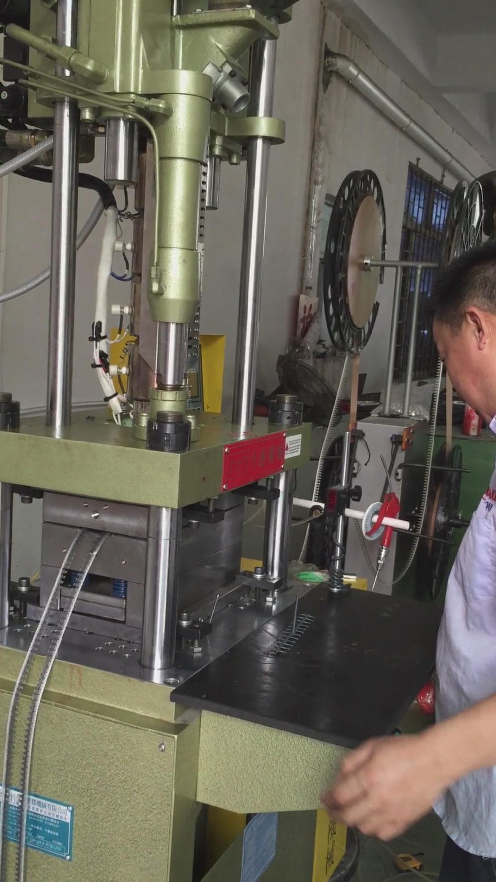 55T TPU Injection Molding Machine Vertical For TPU Electronic Component Manufacturing