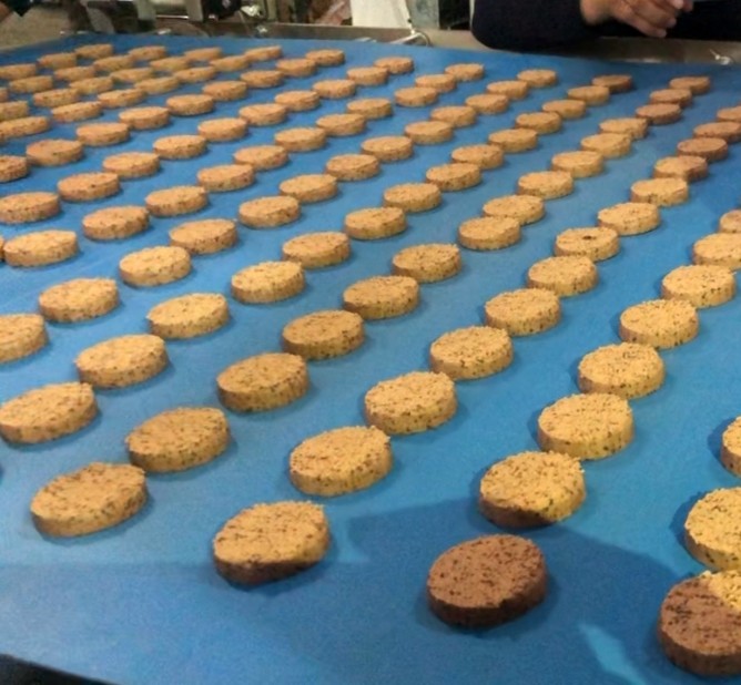 Customizable Tray Type Snack Food Making Machine 1.4 mm belt thickness