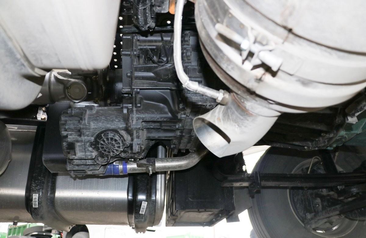 Zf Gearbox Amt 560hp Used Fuel Oil Trucks Beiben Horse Head 6*4 Drive Mode 3 Axles