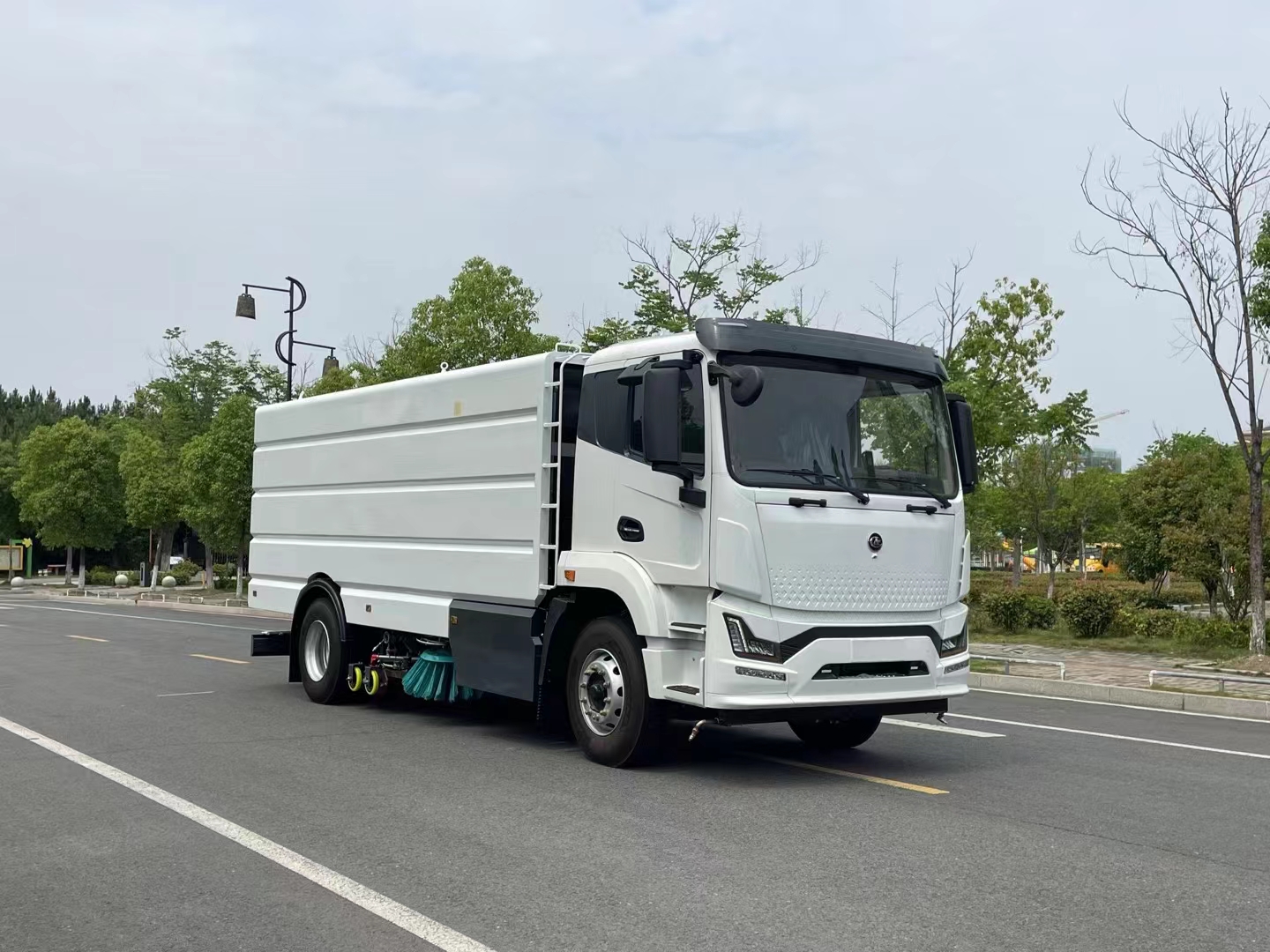 2024 Dongfeng Small Dolika Road Sweeper With Auxiliary Machine New Efficient Cement Road Sweeper