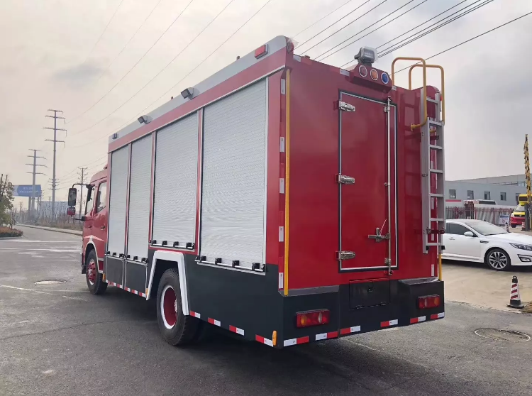 Directly Supplies Dongfeng 4x2 Fire Engine Truck with LHD Double Cabin and Manual Transmission