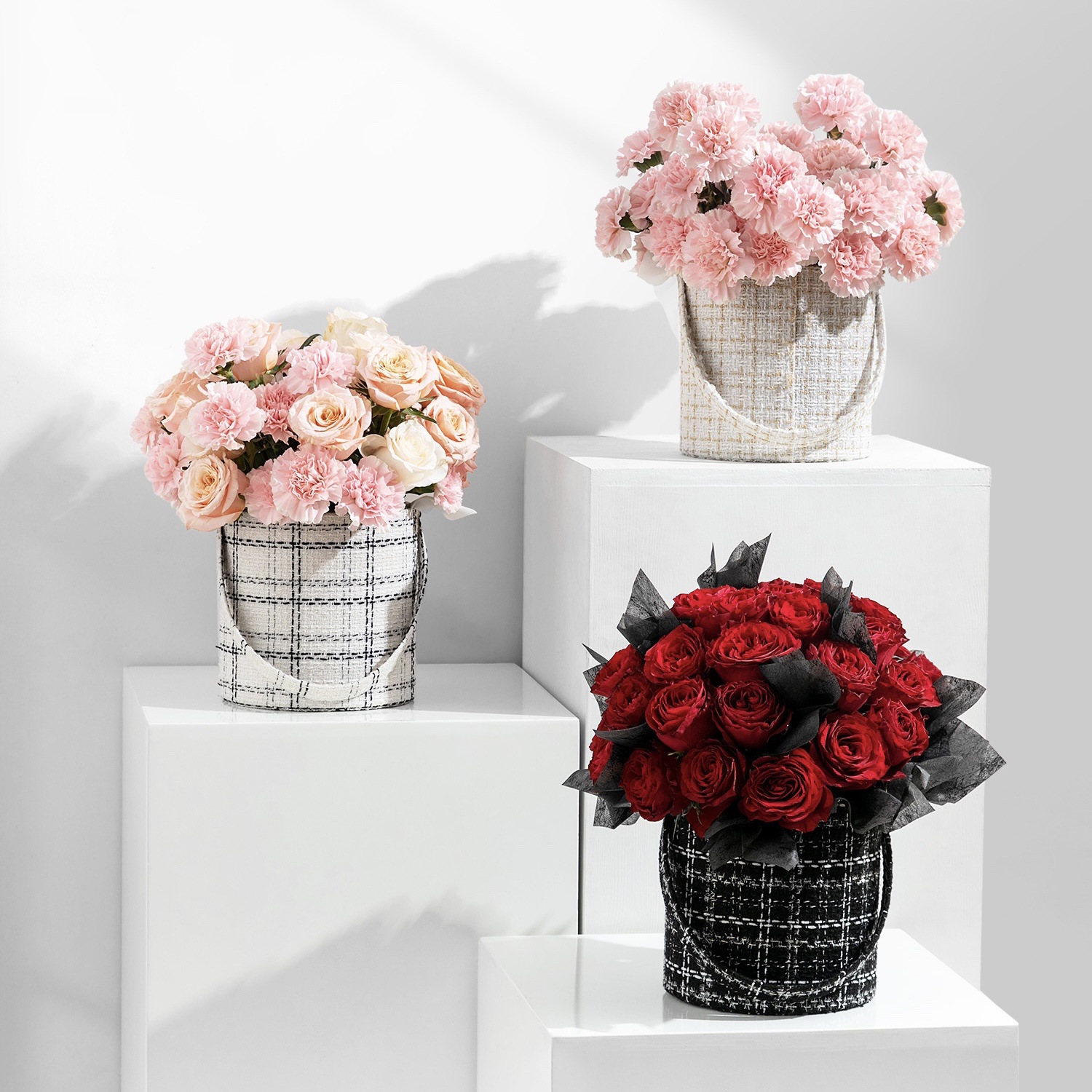Sample Custom Made Luxury Fashion Fabric Hand-held Circle Round Flower Gift Packing Box