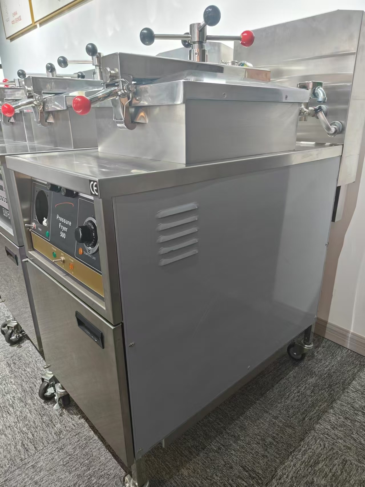 Mechanical Panel 304 SUS Gas Heating Chicken Pressure Fryer With Oil Filtration