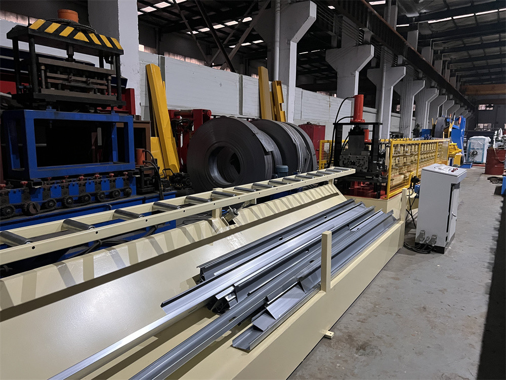 7.5kw Stud And Track Roll Forming Machine For Galvanized Steel 13 Rollers 380V