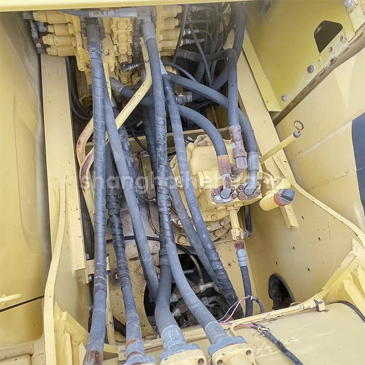 Komatsu PC200 8 Excavator With Original Hydraulic Cylinder And 0.8m3 Bucket Capacity