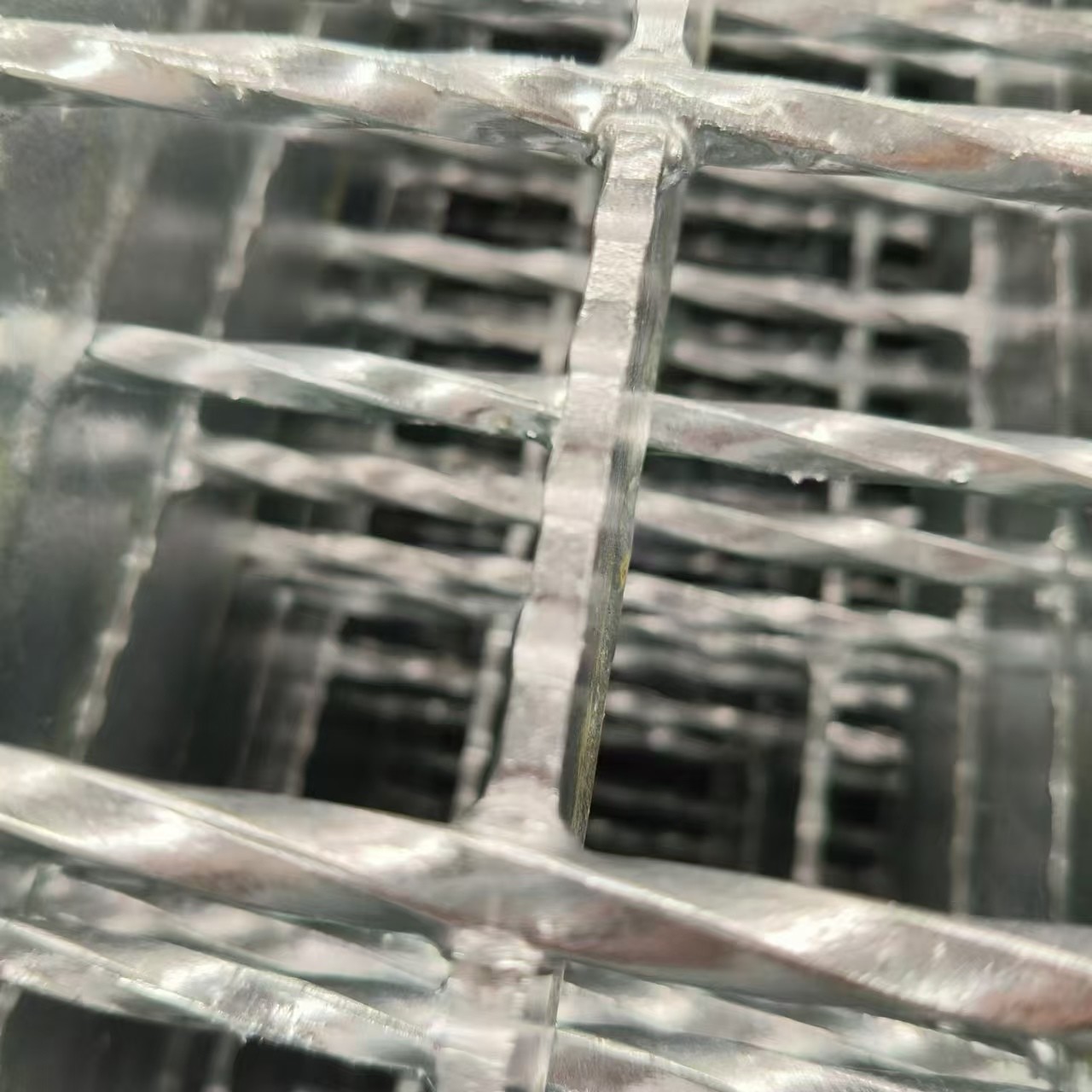 Rust-Resistant Steel Gratings: Suitable for Outdoor and Harsh Environments