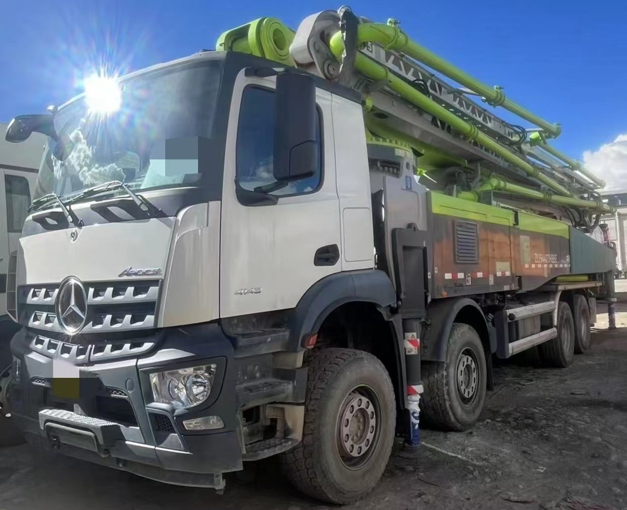 Zoomlion concrete pump truck with 59-meter long boom is equipped with Mercedes-Benz chassis