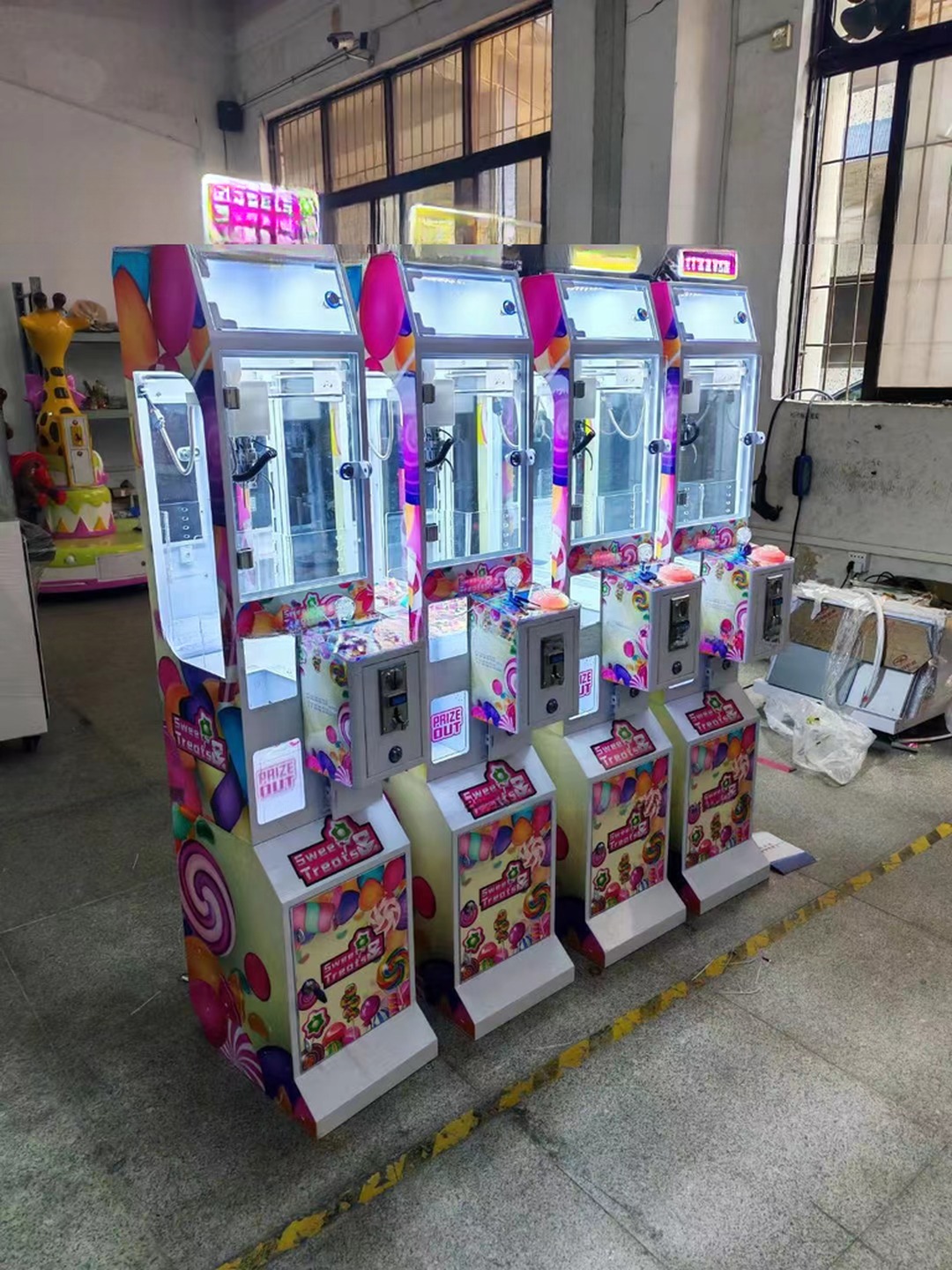 Dreamland Hardware Coin Operated Lucky Claw Games Cheap Mini Toy Claw Crane Machine