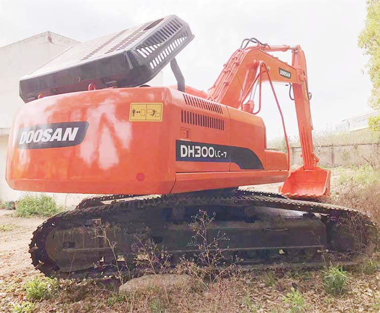 Doosan DH300LC-7 Excavator 30 Ton Good Condition and Versatile for Various Application