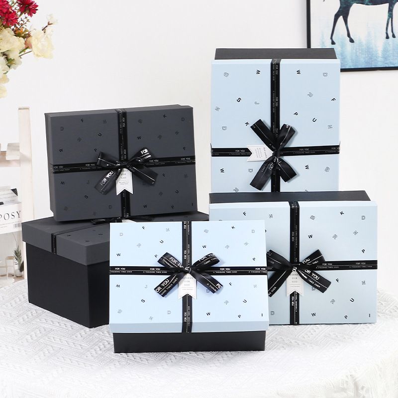 Solid Color Advanced Custom Logo Printing Fashionable Rigid Cardboard Packaging Apparel and Shoes Gift Box with Straps