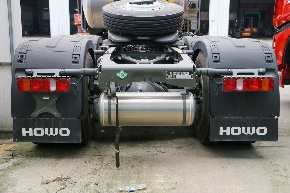 HOWO Max Heavy Truck Light Luxury Version High Roof Flow Plate 480HP 6X4 LNG Tractor