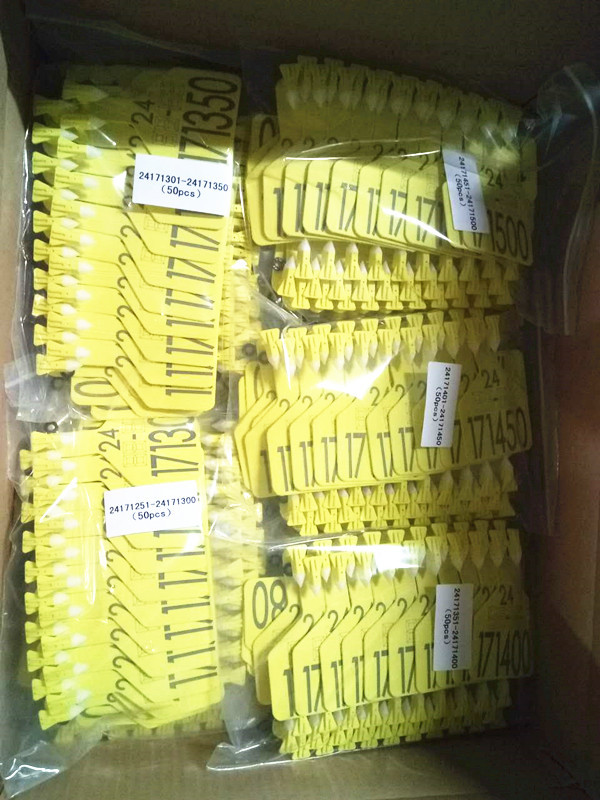 A Tag Numbered RFID Cow ID UHF Cattle Tags Customized Chip 860-960 Mhz