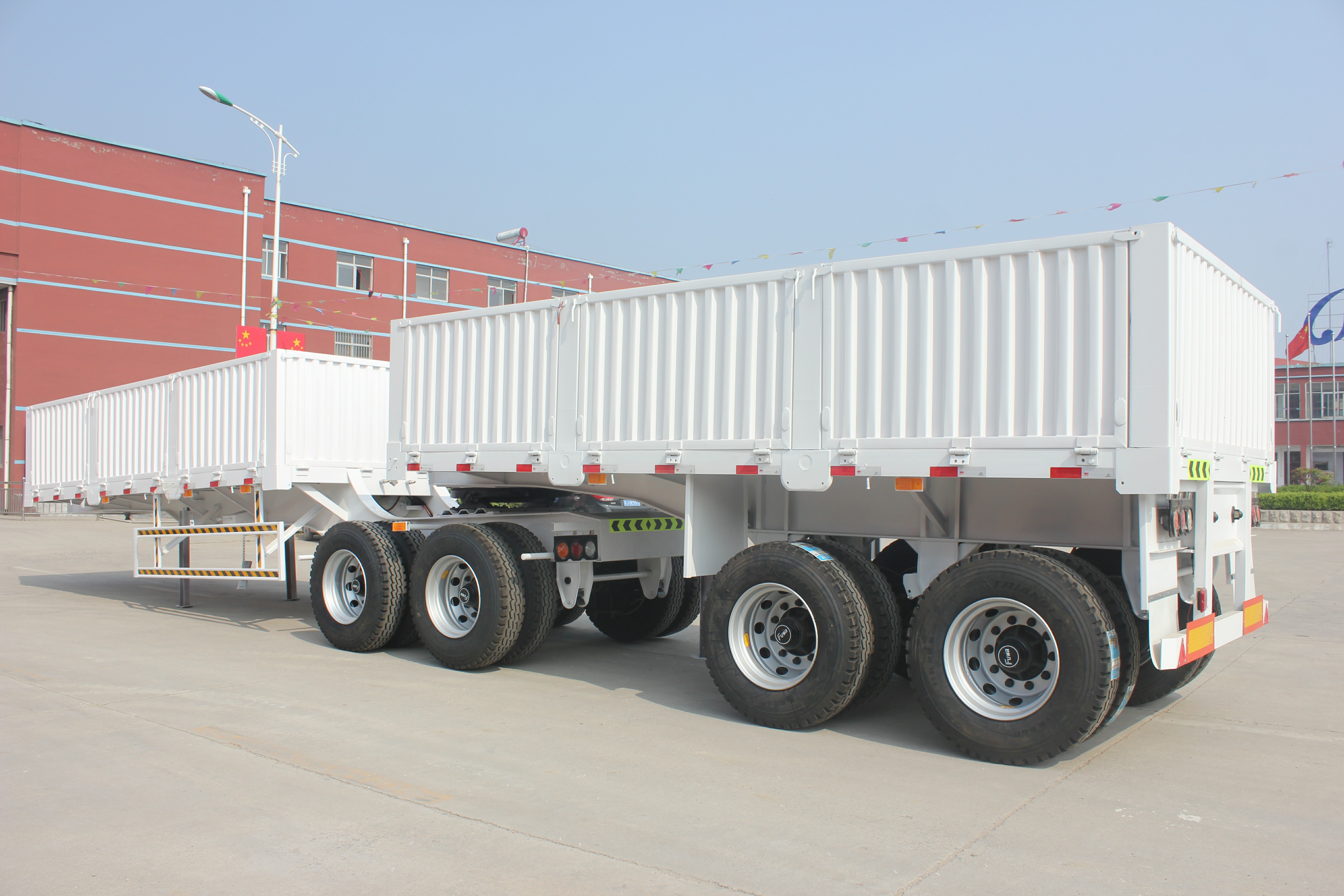 10 Steel Spring Suspension Super Link Side Dump Semi Trailer with 30 tons Max Payload