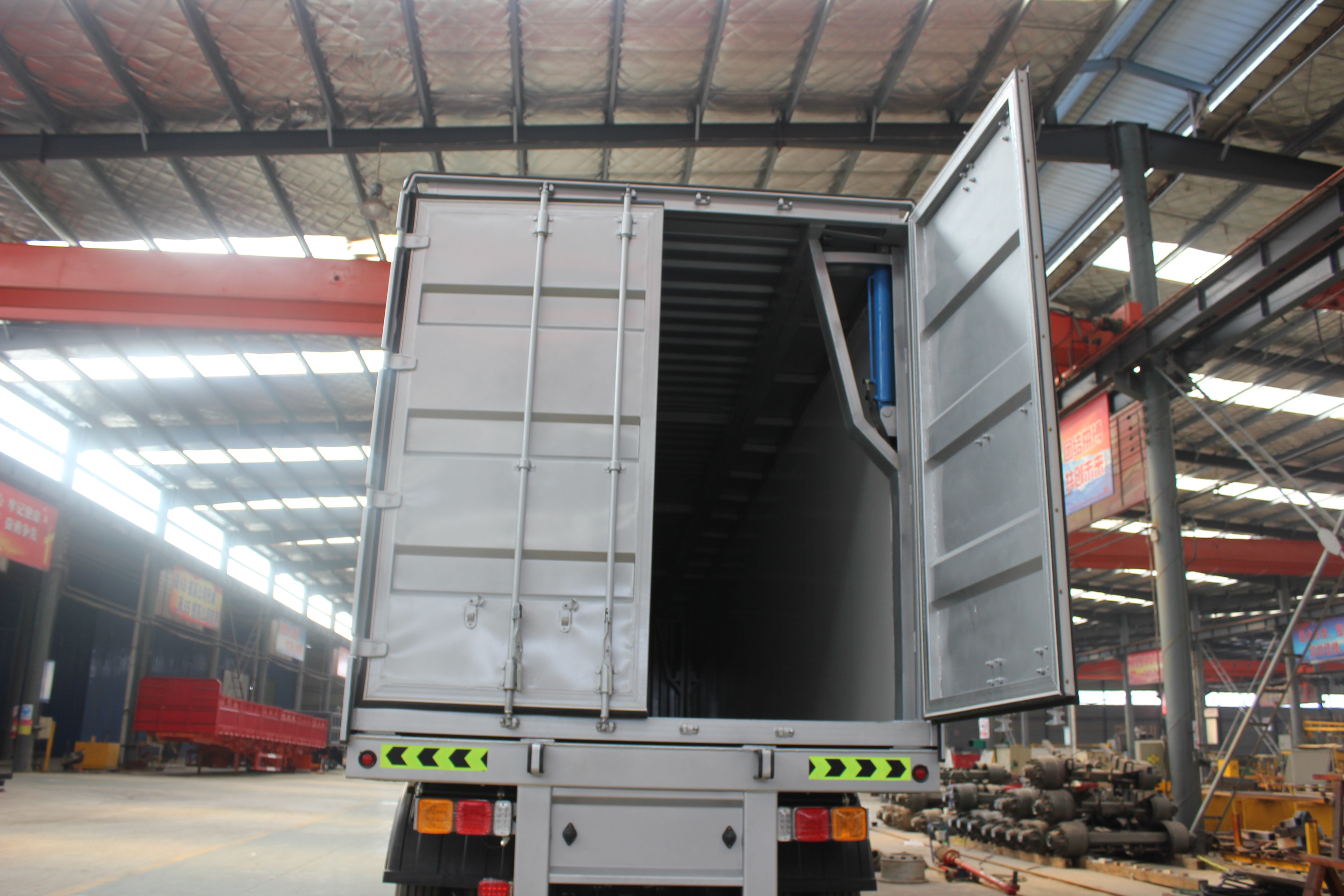 40 Tons Max Payload 13 Ton Axle Enclosed Dry Wing Van Semi Trailer for Express Logistics